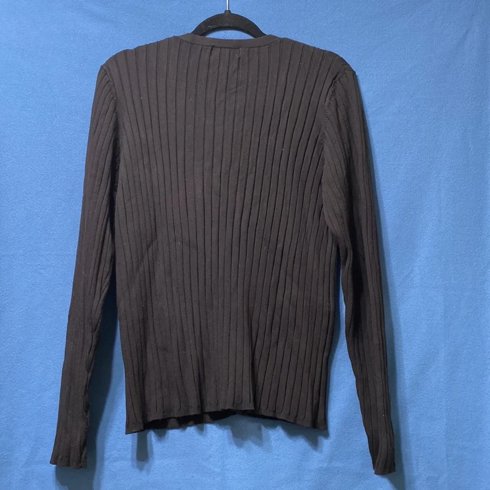 Used Van Heusen cardigan with V necklace and buttons in a front good condition